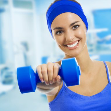 mutlu kadın spor salonunda Fitness egzersizleri yapıyor