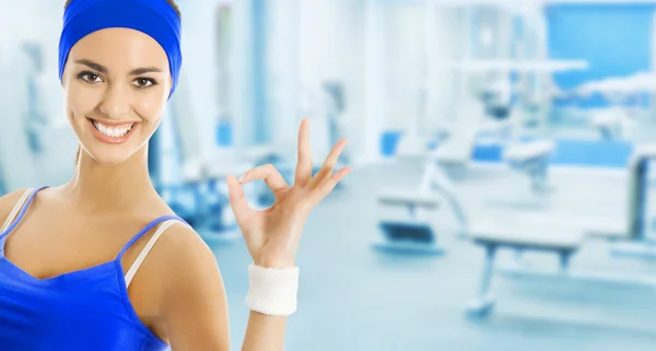 Jovem mulher feliz em esportes vestir gesto, no ginásio — Fotografia de Stock