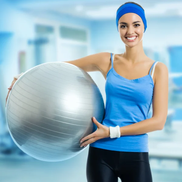 Žena s fitness míč, v tělocvičně — Stock fotografie
