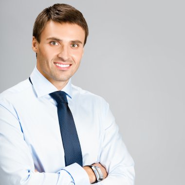 gri arka plan üzerinde iş adamı portresi