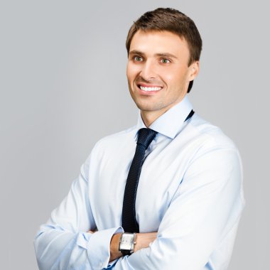 gri arka plan üzerinde iş adamı portresi