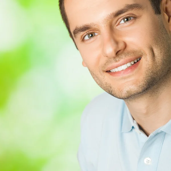 Portret van gelukkig jonge man, buitenshuis — Stockfoto