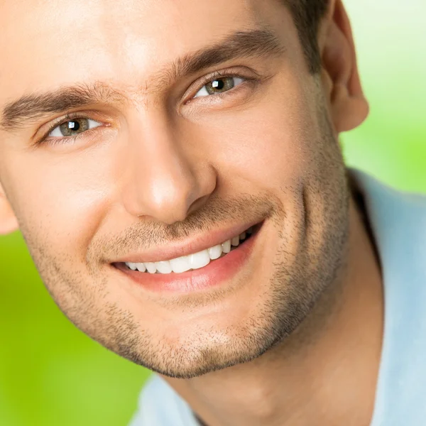 Portrait of happy young man, outdoors — Stock Photo, Image