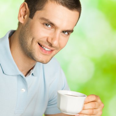 adam açık havada kahve içiyorsun