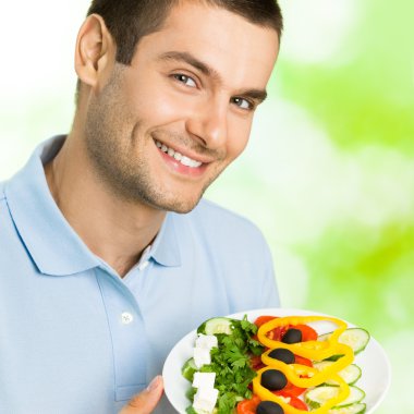 genç adam portresi ile tabak salata, açık