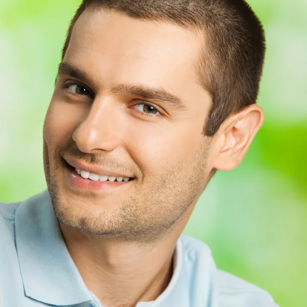 Portrait de jeune homme heureux, en plein air — Photo