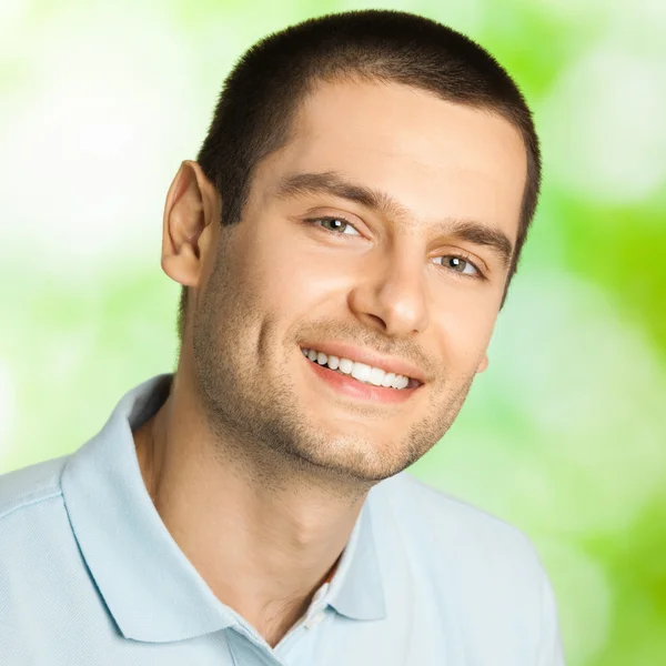 Portret van gelukkig jonge man, buitenshuis — Stockfoto