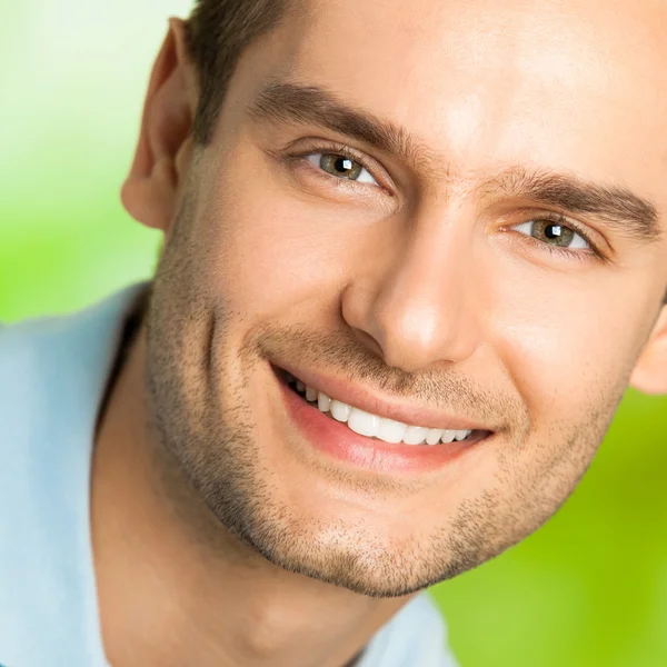 Retrato de joven feliz hombre sonriente con plato de ensalada, al aire libre —  Fotos de Stock