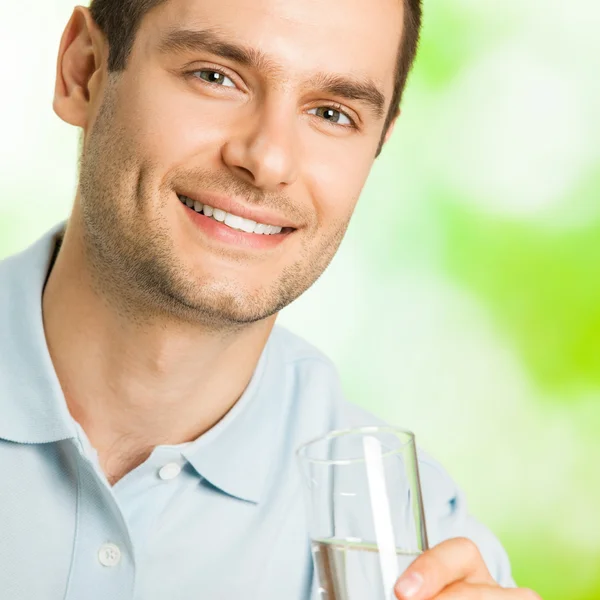 Uomo felice con bicchiere d'acqua, all'aperto — Foto Stock