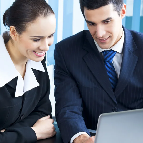 Zakenmensen werken met laptop op kantoor — Stockfoto