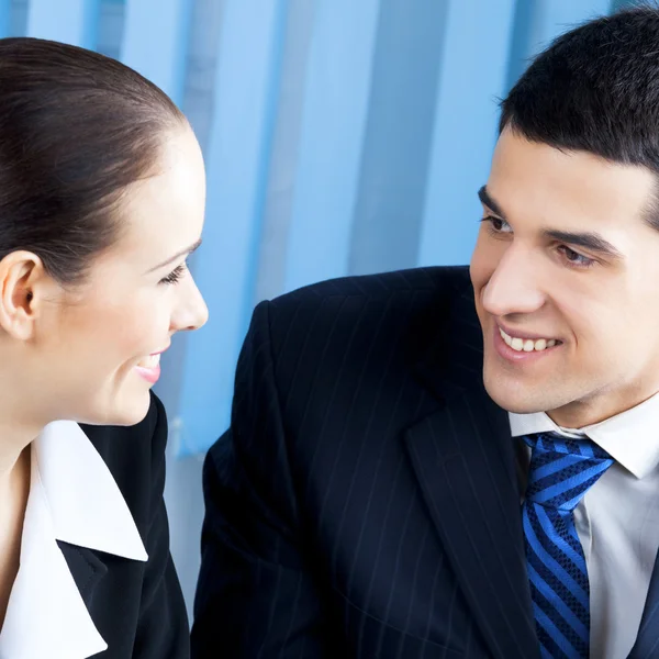 Dos empresarios felices en la oficina — Foto de Stock