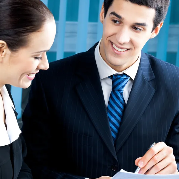 Dos empresarios felices trabajando en la oficina — Foto de Stock