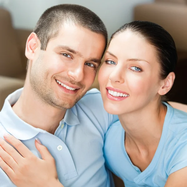 Jovem feliz sorrindo casal atraente em casa — Fotografia de Stock