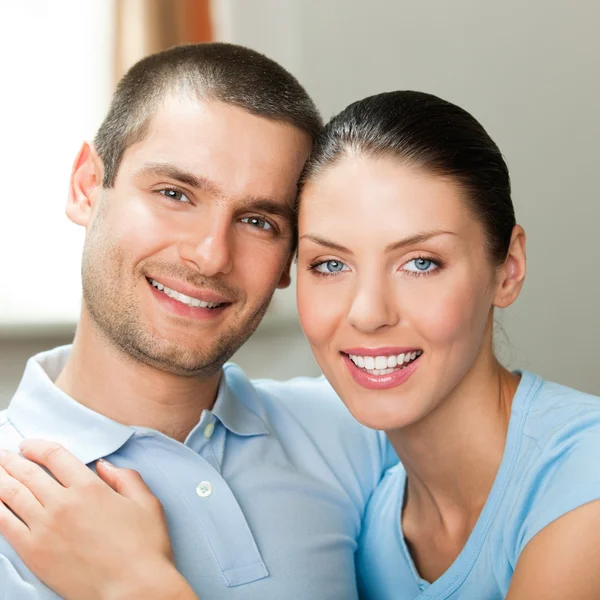 Jonge gelukkig lachend aantrekkelijke paar thuis — Stockfoto