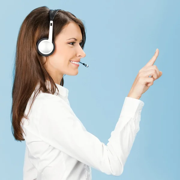 Suporte a operador de telefone apontando, sobre azul — Fotografia de Stock