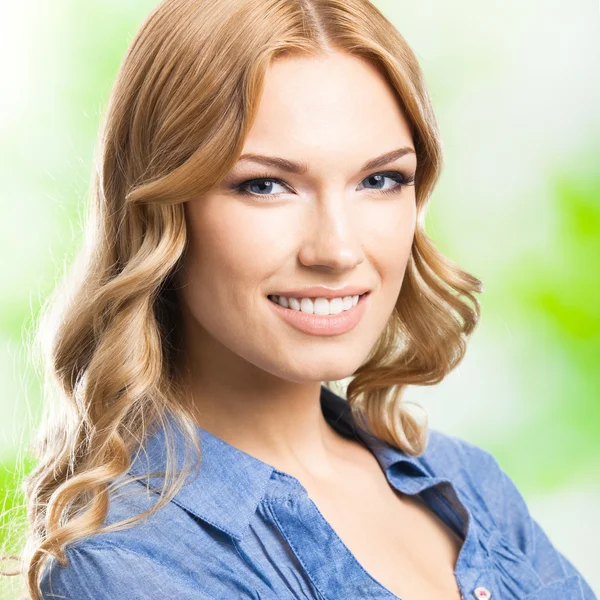 Mujer sonriente feliz con el pelo largo, al aire libre — Foto de Stock