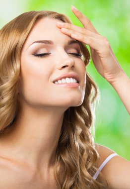 mutlu gülümseyen kadın uzun saçlı, açık havada