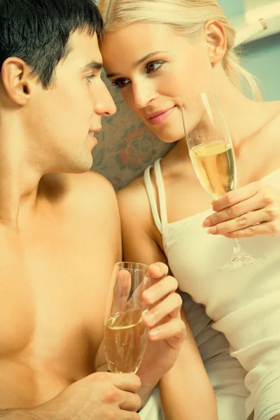 Couple avec champagne dans la chambre — Photo