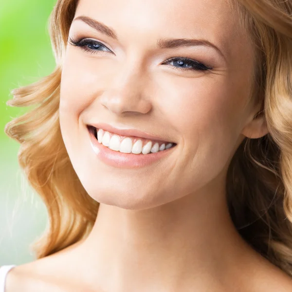 Happy smiling young woman, outdoors — Stock Photo, Image