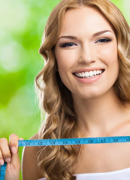 Woman with measure tape, outdoors — Stock Photo, Image