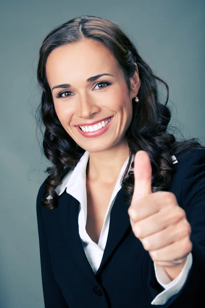 Zakenvrouw met Duimschroef opwaarts, over grijs — Stockfoto