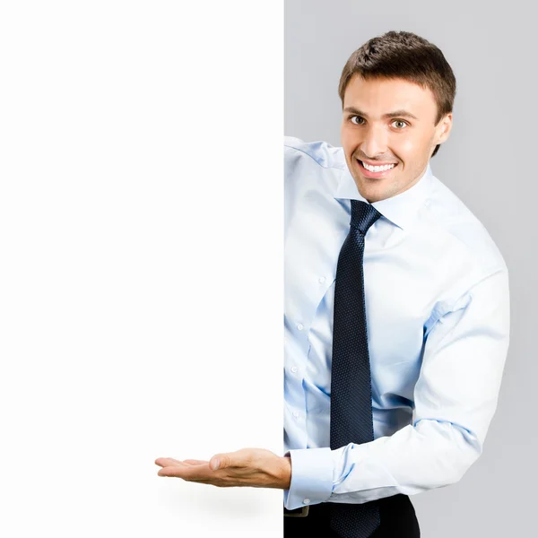 Empresário mostrando tabuleta, em cinza — Fotografia de Stock
