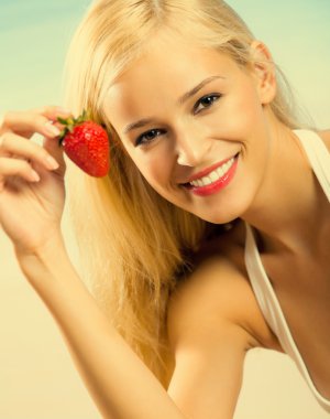 Kumsalda mutlu genç bir kadın