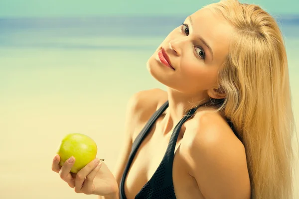 Jong gelukkig vrouw op het strand — Stockfoto