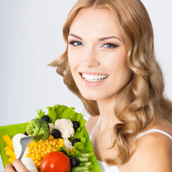 Mujer con ensalada vegetariana, sobre gris —  Fotos de Stock