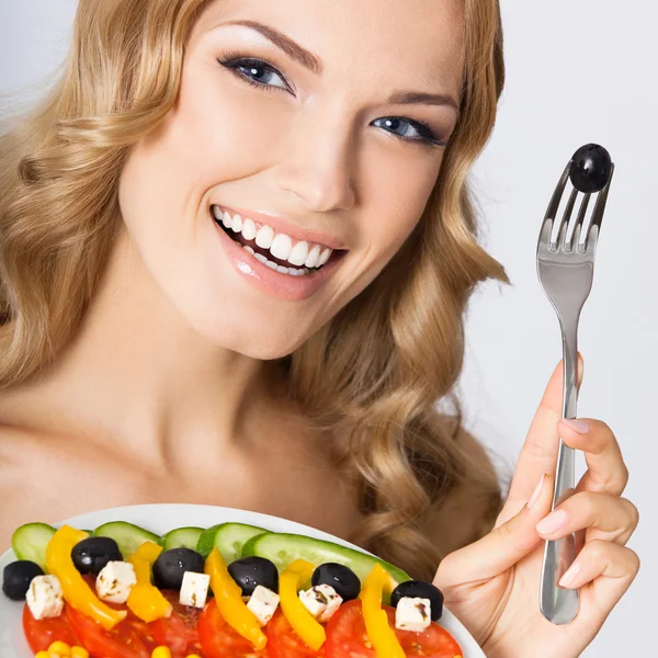 Kvinna med vegetarisk sallad, över grå — Stockfoto