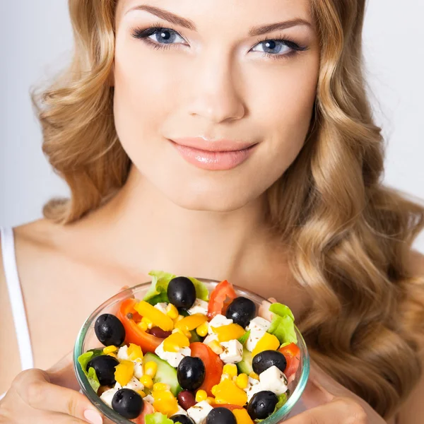素食沙拉，在灰色的女人 — 图库照片