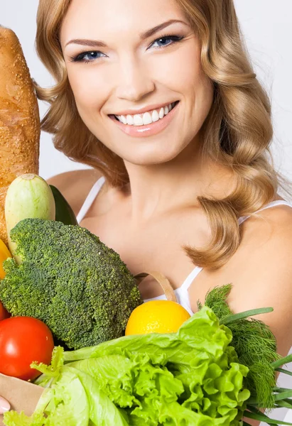 Mujer con comida vegetariana — Foto de Stock