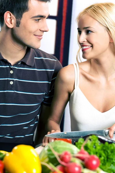 若い魅力的な幸せな笑みを浮かべてカップル キッチンで調理 — ストック写真