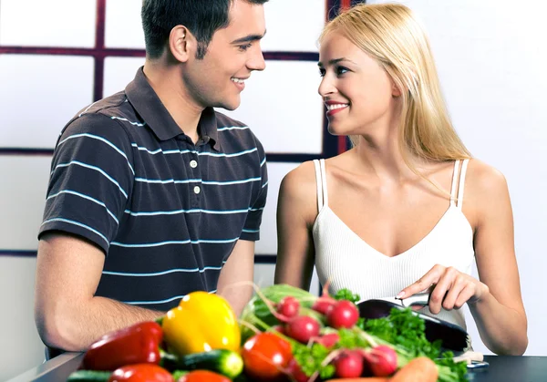 Giovane attraente felice coppia sorridente cucinare in cucina — Foto Stock