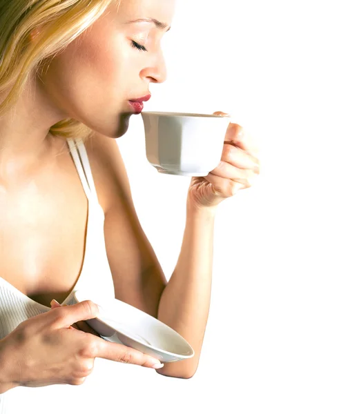 Νεαρή ελκυστική ξανθιά γυναίκα που πίνει καφέ, που απομονώνονται σε λευκό — Φωτογραφία Αρχείου