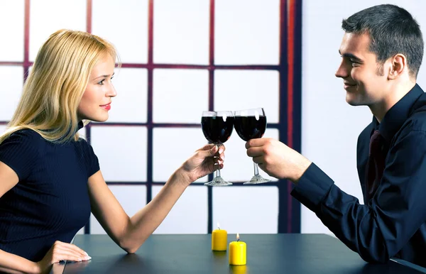 Giovane attraente felice coppia sorridente che celebra con vino rosso , — Foto Stock