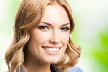 mutlu gülümseyen kadın uzun saçlı, açık