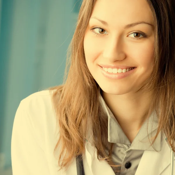 Весела жінка-лікар в офісі — стокове фото