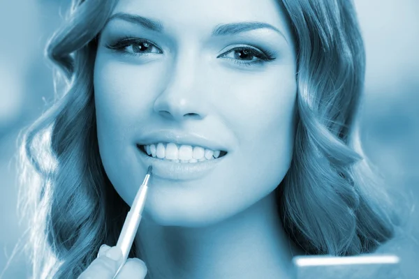 Smiling woman with make up brush — Stock Photo, Image