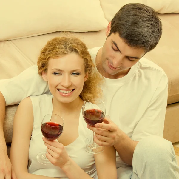 Cheerful couple with glasses of redwine — Stock Photo, Image