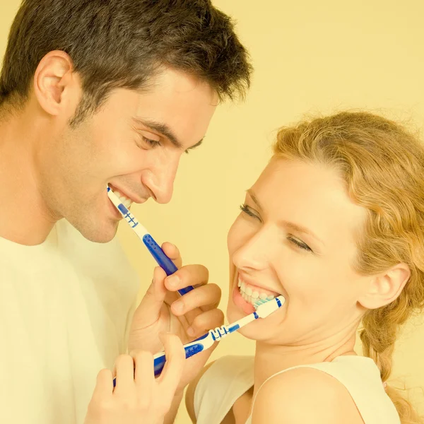 Alegre jovem casal limpeza dentes juntos — Fotografia de Stock