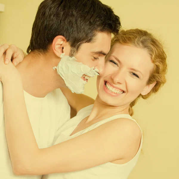 Alegre casal ter um diversão juntos — Fotografia de Stock