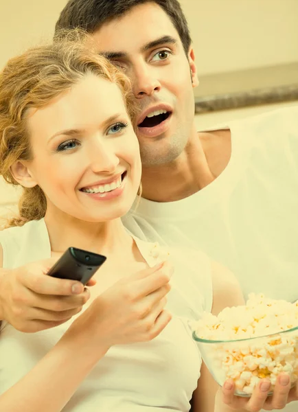 Cheerful young couple watching TV together — Stock Photo, Image