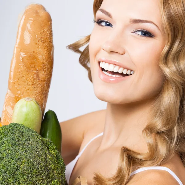 Mulher com comida vegetariana — Fotografia de Stock