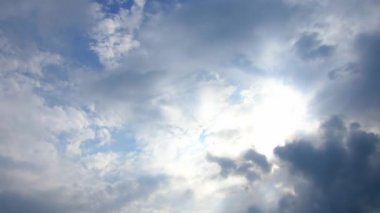 Güzel mavi gökyüzü ve 4k çözünürlüklü beyaz bulut zamanı. Doğal dünyadaki çevre..