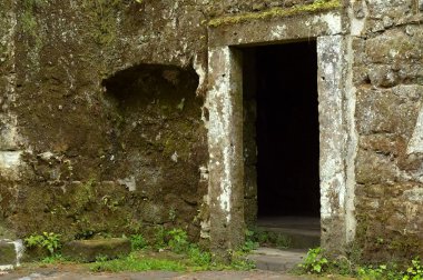 Duvardaki antik taş köprü