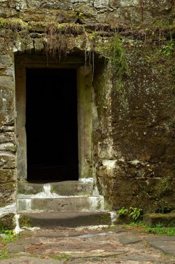 Duvardaki antik taş köprü