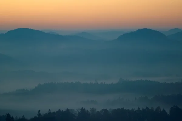 Kopcovitá krajina s mlha — Stock fotografie