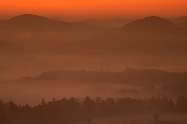 Холмистый пейзаж с туманом — стоковое фото