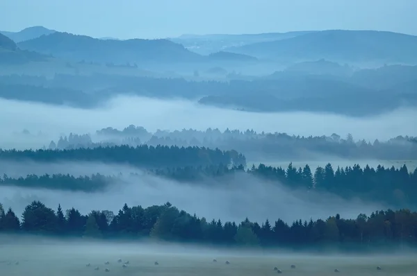 Hügelige Landschaft mit Nebel — Stockfoto